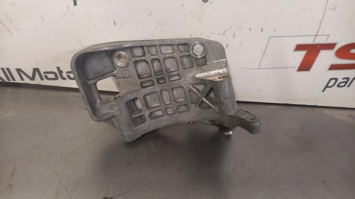 Usagé Support dynamo haut Audi A6 (C7) 3.0 TDI V6 24V Quattro Prix € 15,00 Règlement à la marge proposé par TSI-Parts / Allmotorparts B.V.