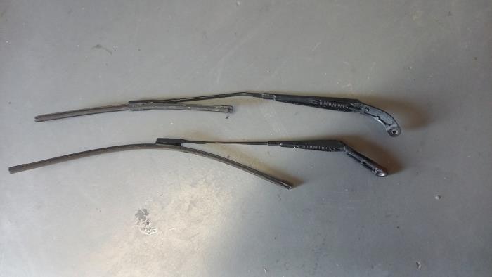 Gebrauchte Scheibenwischerarm-Set Audi A3 Limousine (8VS/8VM) 1.4 TFSI ACT 16V Preis € 25,00 Margenregelung angeboten von TSI-Parts / Allmotorparts B.V.