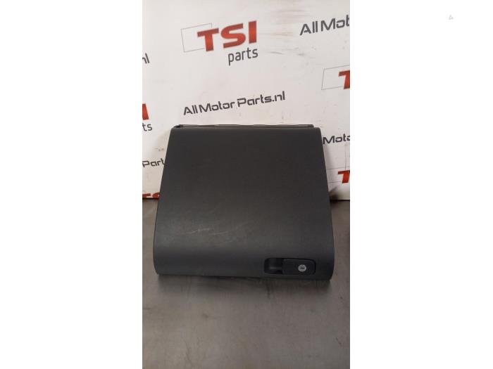 Begagnade Handskfack Volkswagen Golf Plus (5M1/1KP) 1.4 TSI 160 16V Pris € 50,00 Marginaltabell erbjuds av TSI-Parts / Allmotorparts B.V.
