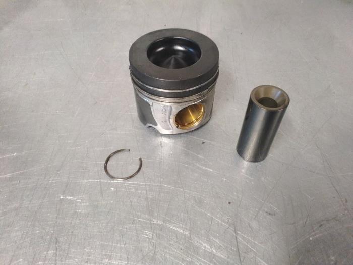 Usagé Piston Audi Q7 (4MB/4MG) 3.0 TDI V6 24V Prix € 70,00 Règlement à la marge proposé par TSI-Parts / Allmotorparts B.V.