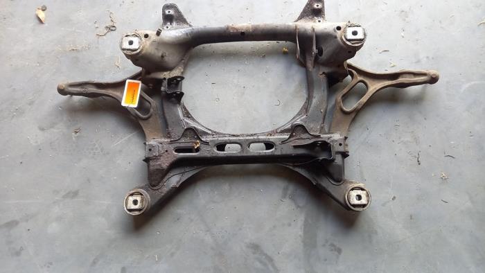 Begagnade Underram Volkswagen Touareg (7LA/7L6) 3.2 V6 24V Pris € 124,00 Marginaltabell erbjuds av TSI-Parts / Allmotorparts B.V.