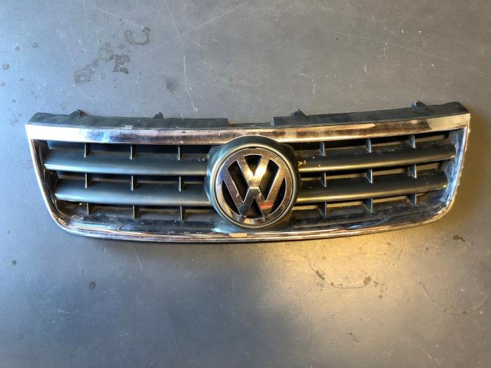 Używane Grill Volkswagen Touareg (7LA/7L6) 3.2 V6 24V Cena € 124,00 Procedura marży oferowane przez TSI-Parts / Allmotorparts B.V.