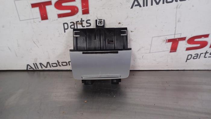Begagnade Askkopp, fram Audi TT (8J3) 2.0 TFSI 16V Pris € 17,00 Marginaltabell erbjuds av TSI-Parts / Allmotorparts B.V.