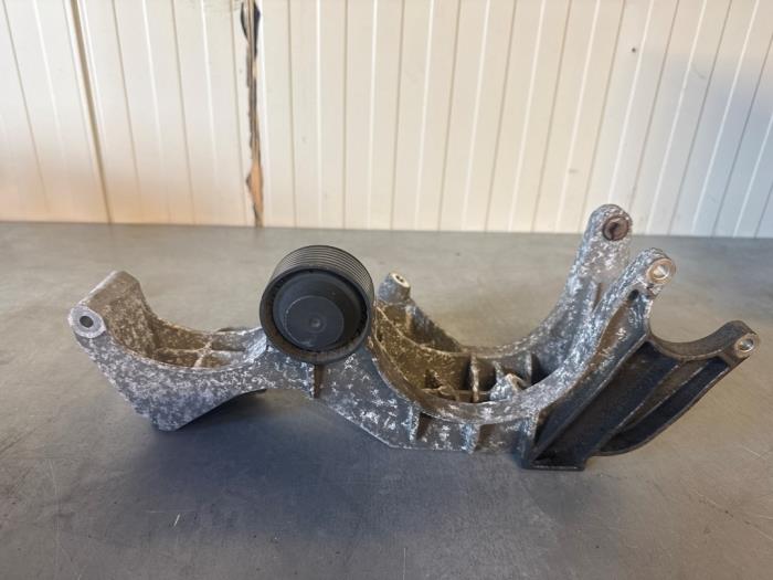 Usagé Support dynamo bas Volkswagen Touareg (7LA/7L6) 3.2 V6 24V Prix € 50,00 Règlement à la marge proposé par TSI-Parts / Allmotorparts B.V.