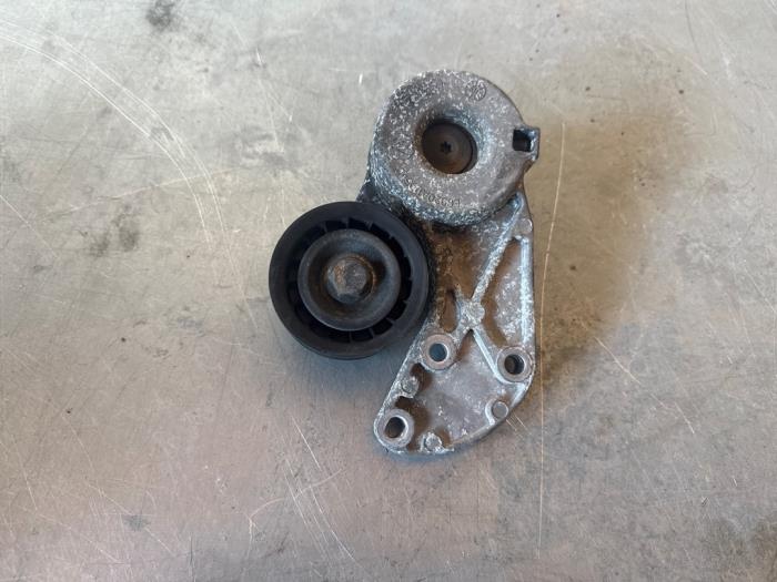 Usados Tensor correa múltiple Volkswagen Touareg (7LA/7L6) 3.2 V6 24V Precio € 30,00 Norma de margen ofrecido por TSI-Parts / Allmotorparts B.V.