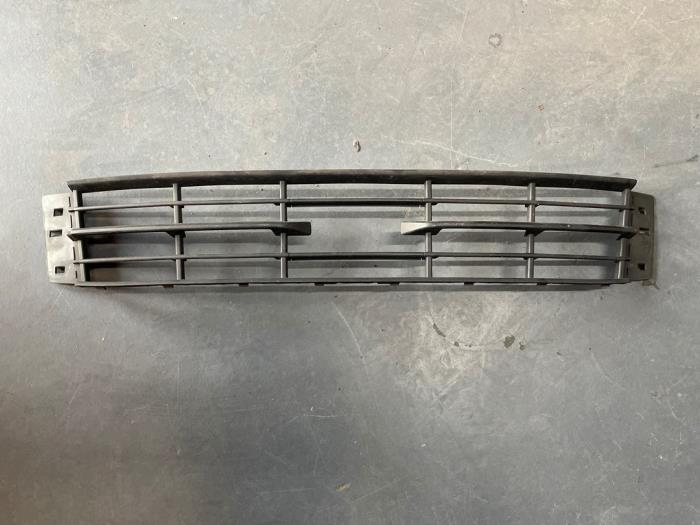 Begagnade Grill Skoda Fabia III (NJ3) 1.2 TSI 16V Pris € 17,00 Marginaltabell erbjuds av TSI-Parts / Allmotorparts B.V.