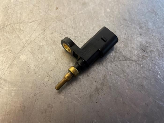 Engine temperature sensor from a Audi A3 Sportback (8YA) 1.5 35 TFSI 16V Mild Hybrid 2020