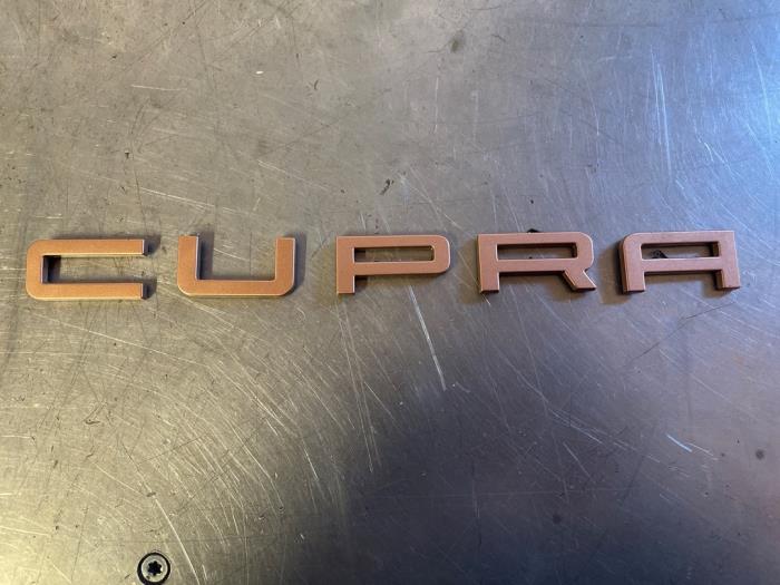 Begagnade Emblem Cupra Leon (KLCB) Pris € 12,00 Marginaltabell erbjuds av TSI-Parts / Allmotorparts B.V.