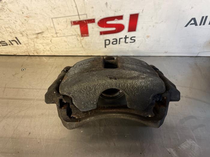 Gebrauchte Bremszange links vorne Audi A3 Sportback (8YA) 1.5 35 TFSI 16V Mild Hybrid Preis € 9,68 Mit Mehrwertsteuer angeboten von TSI-Parts / Allmotorparts B.V.