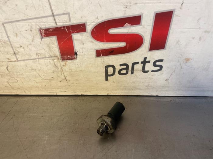 Begagnade Oljetryckssensor Volkswagen Polo V (6R) 1.2 TSI Pris € 12,00 Marginaltabell erbjuds av TSI-Parts / Allmotorparts B.V.
