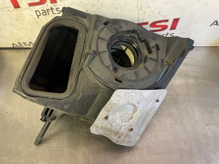 Begagnade Luftfilterhus Audi A4 Avant (B9) 2.0 TFSI 16V Pris € 81,00 Marginaltabell erbjuds av TSI-Parts / Allmotorparts B.V.