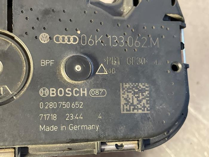 Drosselklappengehäuse van een Audi A4 Avant (B9) 2.0 TFSI 16V 2017