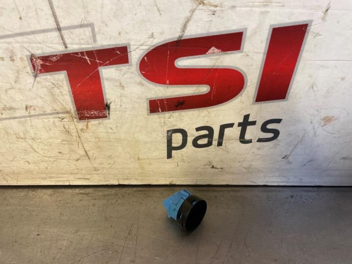 Używane Mikrofon Audi A4 Avant (B9) 2.0 TFSI 16V Cena € 8,00 Procedura marży oferowane przez TSI-Parts / Allmotorparts B.V.