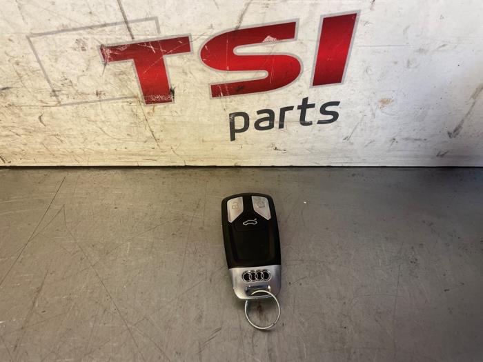Używane Klucz Audi A4 Avant (B9) 2.0 TFSI 16V Cena € 58,00 Procedura marży oferowane przez TSI-Parts / Allmotorparts B.V.