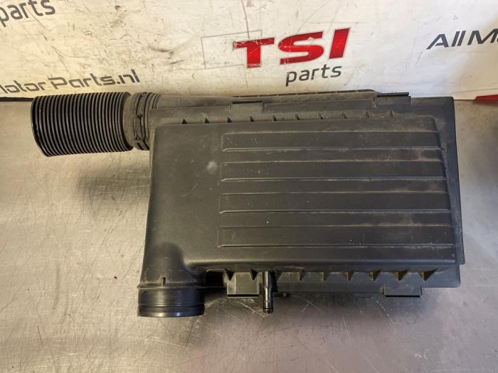 Gebrauchte Luftfiltergehäuse Skoda Fabia III (NJ3) 1.2 TSI 16V Preis € 49,50 Margenregelung angeboten von TSI-Parts / Allmotorparts B.V.