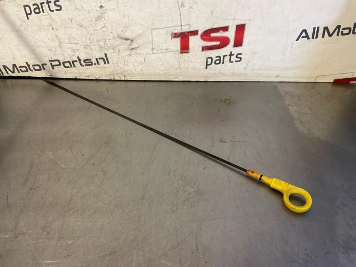 Gebrauchte Ölmessstab Skoda Fabia III (NJ3) 1.2 TSI 16V Preis € 8,00 Margenregelung angeboten von TSI-Parts / Allmotorparts B.V.