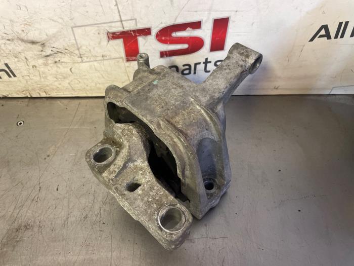 Usagé Support moteur Volkswagen Tiguan (5N1/2) 2.0 TSI 16V 4Motion Prix € 24,50 Règlement à la marge proposé par TSI-Parts / Allmotorparts B.V.