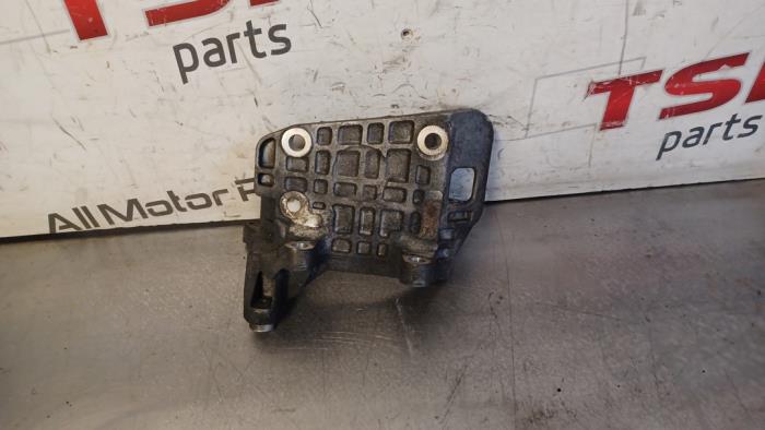 Usagé Support dynamo haut Audi SQ5 (8RB) 3.0 TDI V6 24V Prix € 15,00 Règlement à la marge proposé par TSI-Parts / Allmotorparts B.V.