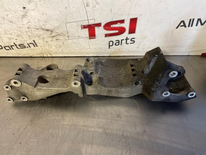 Usagé Support dynamo haut Volkswagen Golf IV (1J1) 1.6 Prix € 17,50 Règlement à la marge proposé par TSI-Parts / Allmotorparts B.V.