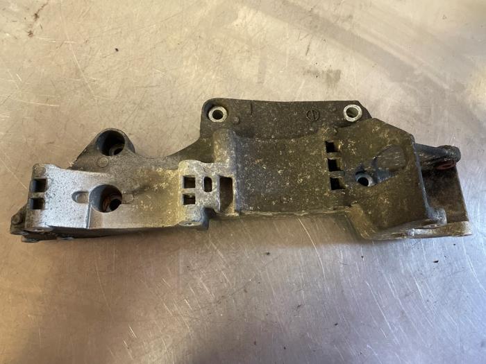 Usagé Support dynamo haut Volkswagen Golf IV (1J1) 1.6 Prix € 17,50 Règlement à la marge proposé par TSI-Parts / Allmotorparts B.V.