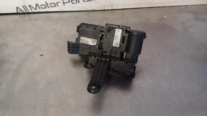 Usados Distribuidor de corriente Audi RS 5 Sportback (F5A/F5F) 2.9 V6 TFSI 24V Precio € 50,00 Norma de margen ofrecido por TSI-Parts / Allmotorparts B.V.