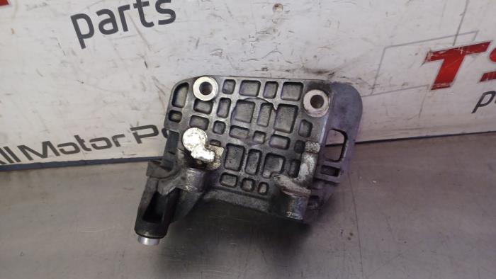 Usagé Support dynamo haut Audi SQ5 (8RB) 3.0 TDI V6 24V Prix € 15,00 Règlement à la marge proposé par TSI-Parts / Allmotorparts B.V.