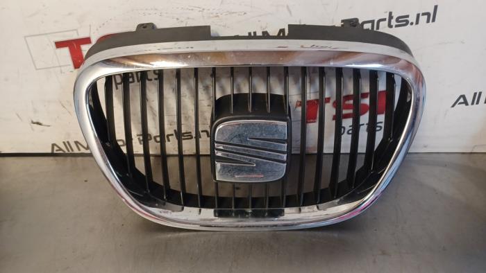 Używane Grill Seat Leon (1P1) 2.0 TFSI FR 16V Cena € 37,50 Procedura marży oferowane przez TSI-Parts / Allmotorparts B.V.