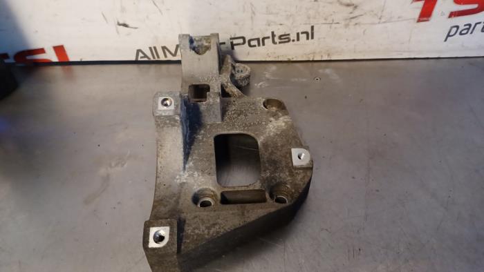 Gebrauchte Dynamostütze oben Audi A3 (8P1) 2.0 16V FSI Preis € 18,00 Margenregelung angeboten von TSI-Parts / Allmotorparts B.V.