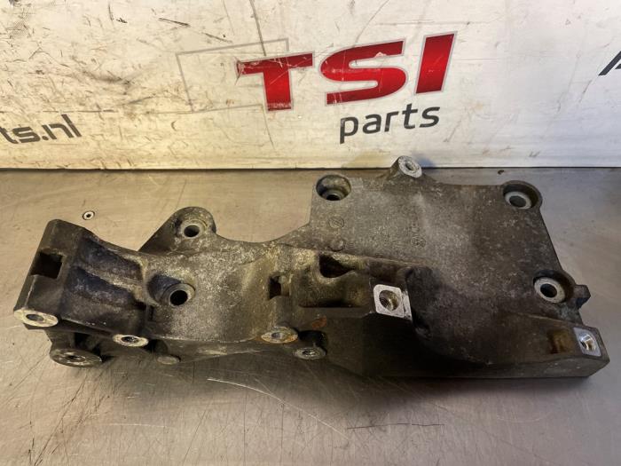 Usagé Support dynamo haut Volkswagen Golf V (1K1) 1.9 TDI 4Motion Prix € 29,50 Règlement à la marge proposé par TSI-Parts / Allmotorparts B.V.