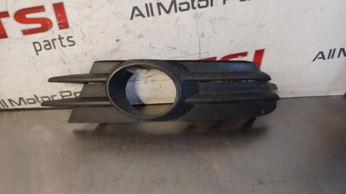 Używane Grill Volkswagen Scirocco (137/13AD) 1.4 TSI 160 16V Cena € 14,00 Procedura marży oferowane przez TSI-Parts / Allmotorparts B.V.