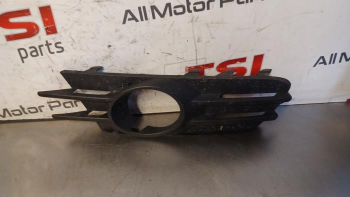 Używane Grill Volkswagen Scirocco (137/13AD) 1.4 TSI 160 16V Cena € 15,00 Procedura marży oferowane przez TSI-Parts / Allmotorparts B.V.