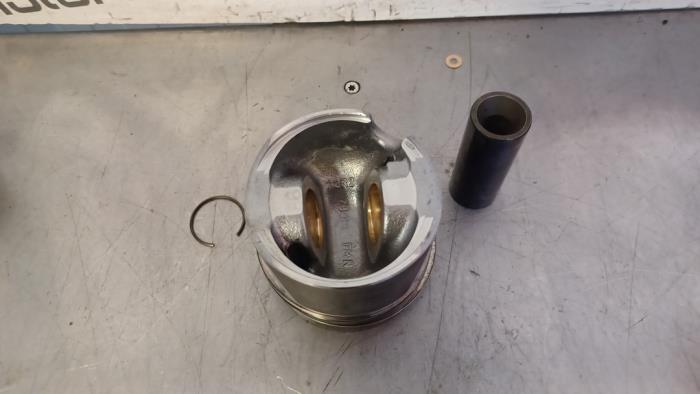 Piston d'un Volkswagen Transporter T5 2.0 BiTDI DRF 4 Motion 2012