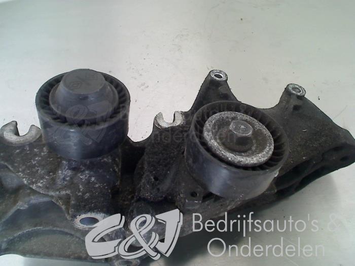 Alternator lower bracket from a Opel Vivaro 2.0 CDTI 2010