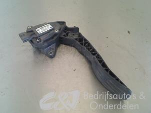 Used Accelerator pedal Renault Master IV (FV) 2.3 dCi 145 16V FWD Price € 78,75 Margin scheme offered by C&J bedrijfsauto's & onderdelen