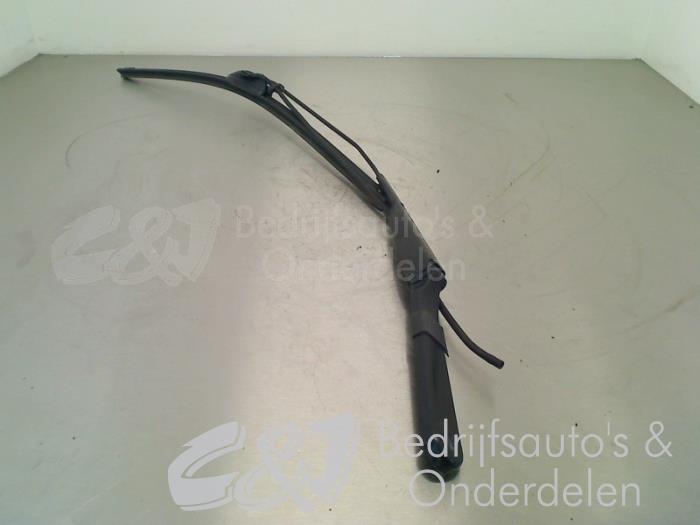 Front wiper arm from a Renault Master III (FD/HD) 3.0 dCi 16V 140 2006