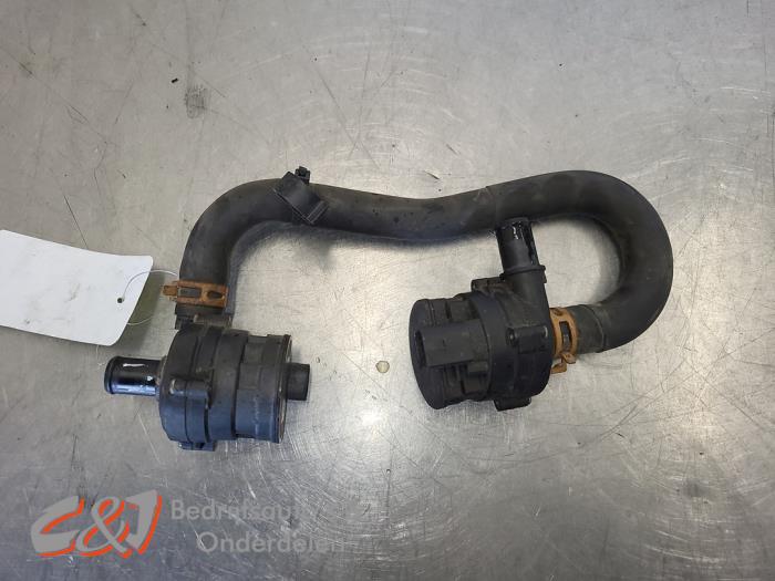 Usagé Pompe à eau Renault Master III (FV) 2.3 dCi 145 16V FWD Prix € 26,25 Règlement à la marge proposé par C&J Bedrijfsauto's & Onderdelen