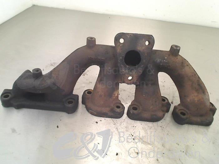 Exhaust manifold from a Renault Master III (FD/HD) 2.2 dCi 16V 2011