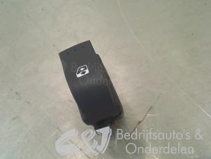 Usados Interruptor de ventanilla eléctrica Opel Vivaro 2.5 CDTI 16V Precio € 7,88 Norma de margen ofrecido por C&J bedrijfsauto's & onderdelen