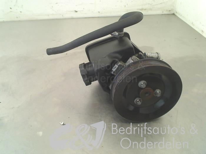 Power steering pump from a Mercedes-Benz Vito (639.6) 2.2 109 CDI 16V 2007