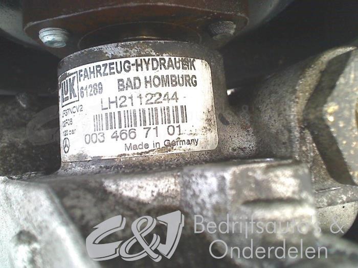 Bomba de dirección asistida de un Mercedes-Benz Vito (639.6) 2.2 109 CDI 16V 2007