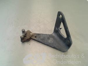 Used Sliding door roller, right Opel Vivaro 1.9 DI Price € 26,25 Margin scheme offered by C&J bedrijfsauto's & onderdelen