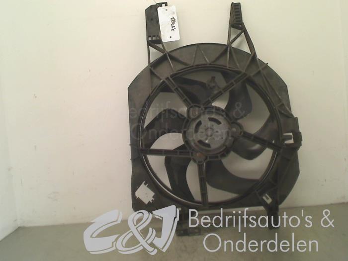 Cooling fan housing from a Opel Vivaro 1.9 DI 2003