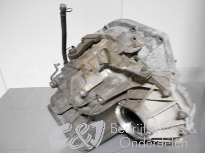 Gearbox from a Renault Trafic New (FL) 1.9 dCi 82 16V 2004