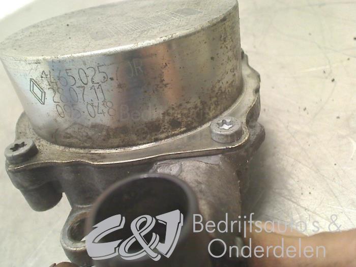 Bomba de vacío de servofreno de un Opel Vivaro 2.0 CDTI 2012