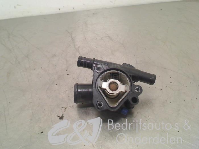 Boîtier thermostat d'un Opel Vivaro 2.0 CDTI 2012
