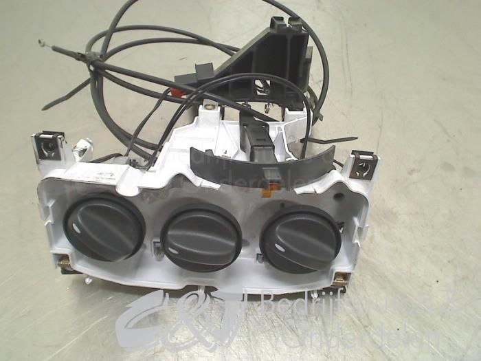 Heater control panel from a Opel Vivaro 2.0 CDTI 2012