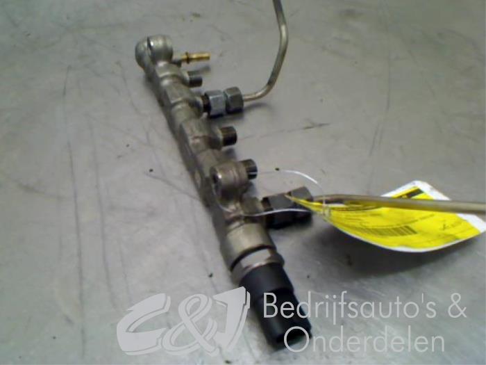 Fuel injector nozzle from a Opel Vivaro 2.5 DTI 16V 2006