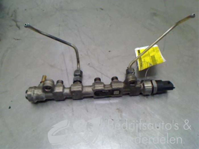 Fuel injector nozzle from a Opel Vivaro 2.5 DTI 16V 2006
