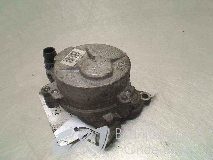 Brake servo vacuum pump from a Opel Vivaro 2.0 CDTI 2012