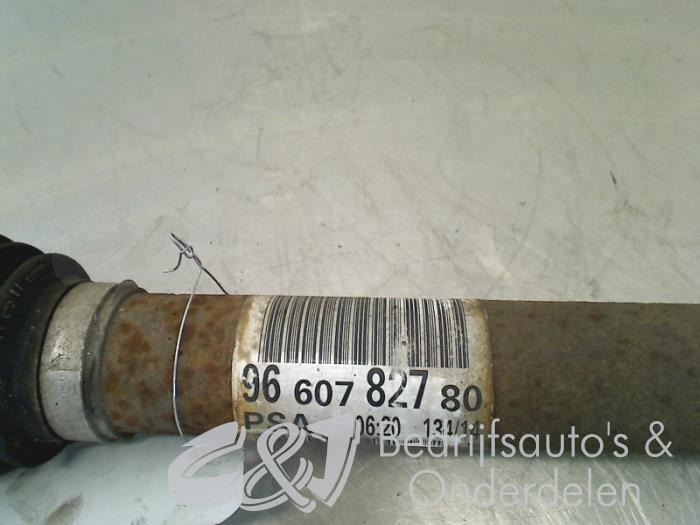 Front drive shaft, left from a Peugeot Partner (GC/GF/GG/GJ/GK) 1.6 Hdi, BlueHDI 75 2014